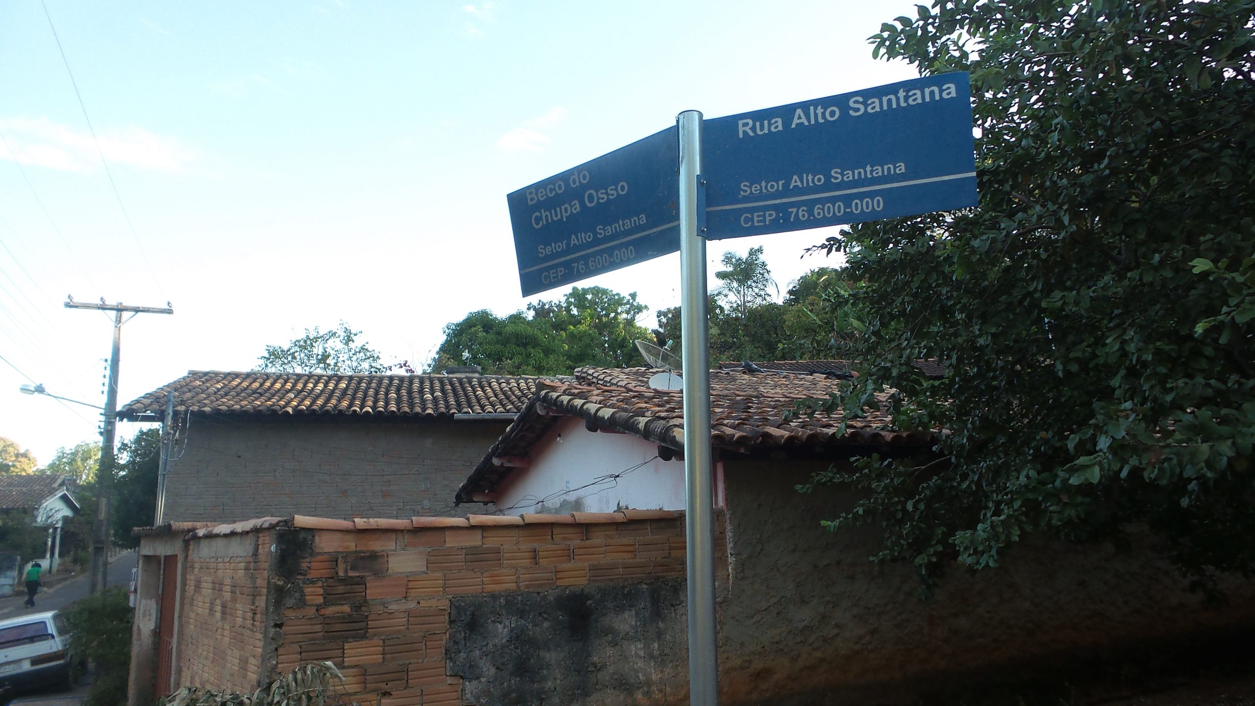 Nas placas da cidade, a discriminação institucionalizada: "comunidade chupa osso" era o nome dado à região do quilombo. Foto Elizabeth Oliveira
