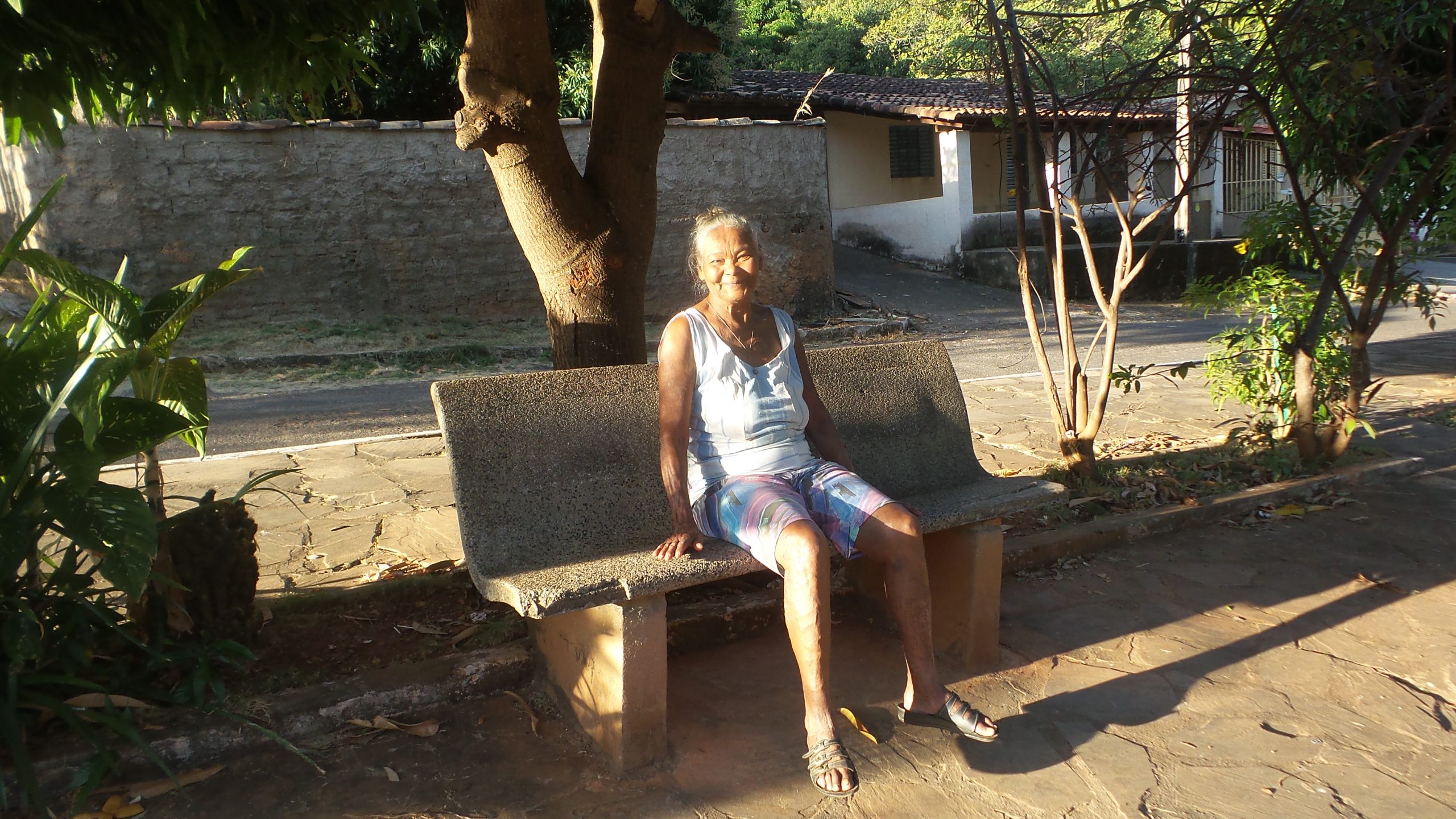 Um dos patrimônios da comunidade, Dona Chica tem 72 anos, dos quais 47 dedicados à produção de panelas e outras peças artesanais. Foto Elizabeth Oliveira