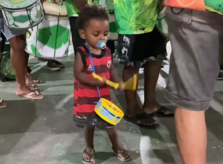 Luizinho, 2 anos, ritmista e passista: no samba desde a barriga da mãe. Reprodução Instagram