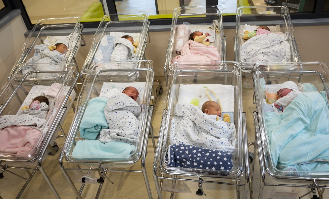 Bebês recém-nascidos na maternidade do hospital Vita, em Sófia, capital da Bulgária. Número de nascimentos no mundo deve cair de 134 milhões, em 2023, para 111 milhões em 2100. Foto Nikolay Doychinov/AFP