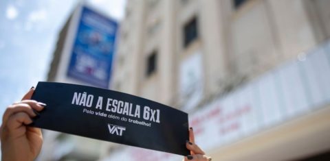 Cartaz em manifestação do movimento Vida Além do Trabalho: pelo fim da escala de 6x1 (Foto: Davi Pinheiro. / Divulgação)