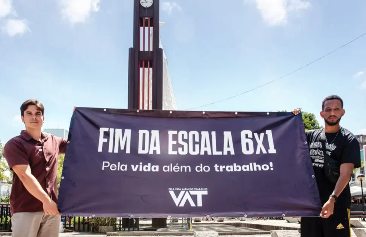 Rick Azevedo (de preto), líder do movimento Vida Além do Trabalho, em manifestação em Fortaleza ao lado do vereador Gabriel Aguiar: 600 mil assinaturas contra escala 6x1 (Foto: Davi Pinheiro / Divulgação)