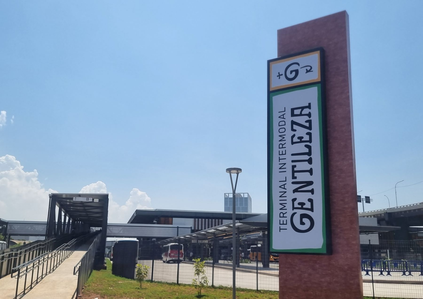 Terminal para VLT, BRT e ônibus leva nome do Profeta Gentileza, personagem da cidade: só transporte público de qualidade pode tornar a cidade mais democrática (Foto: Oscar Valporto) 