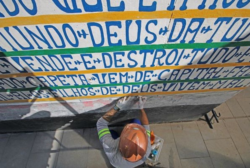 Técnico restaura mural do Profeta Gentileza: 53 mensagens pintadas nas pilastras de viaduto (Foto: Divulgação/CCPAR)