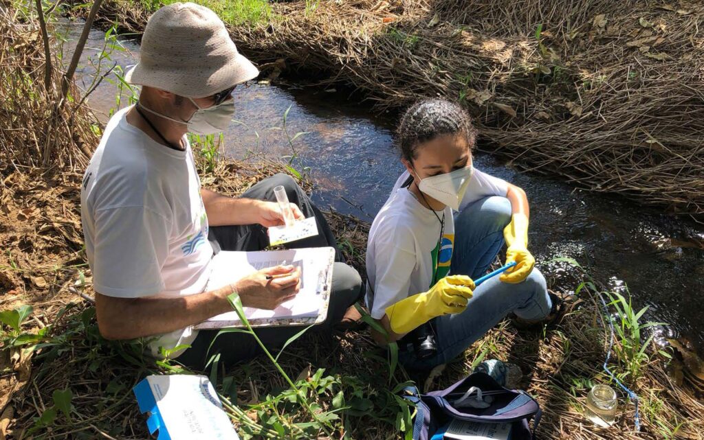 Voluntários do programa Observando os Rios recolhem amostras de água: análises de 129 rios da Mata Atlântica mostram apenas 8% com qualidade boa (Foto: Fundação SOS Mata Atlântica)