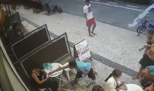 Assalto no calçadão de Copacabana: revolta e justiceiros. Reprodução de vídeo