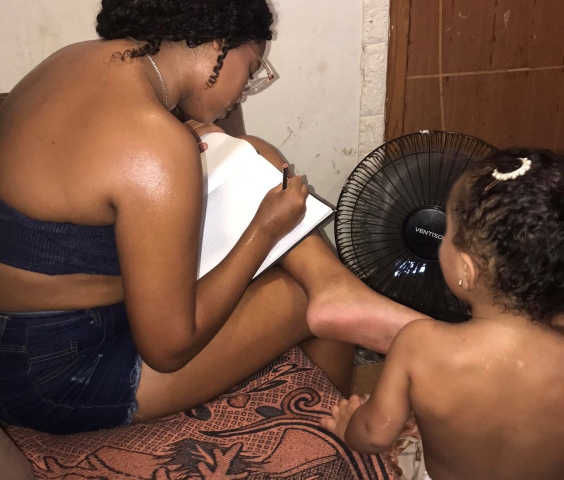 Ingrid e a filha, diante do ventilador: calor paralisante. Foto acervo pessoal