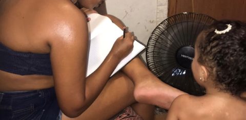 Ingrid e a filha, diante do ventilador: calor paralisante. Foto acervo pessoal