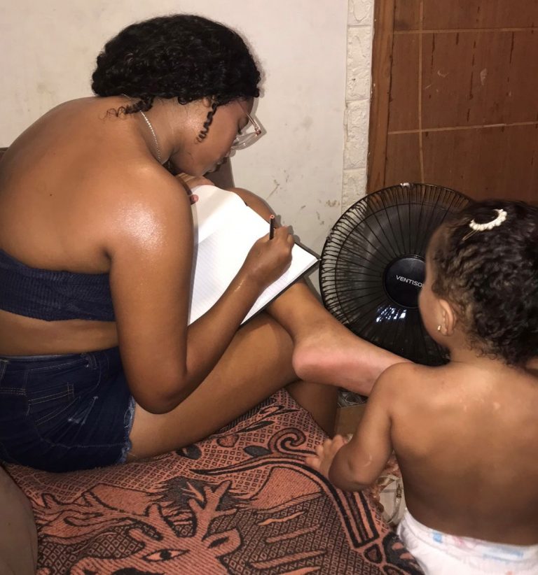 Ingrid e a filha, diante do ventilador: calor paralisante. Foto acervo pessoal