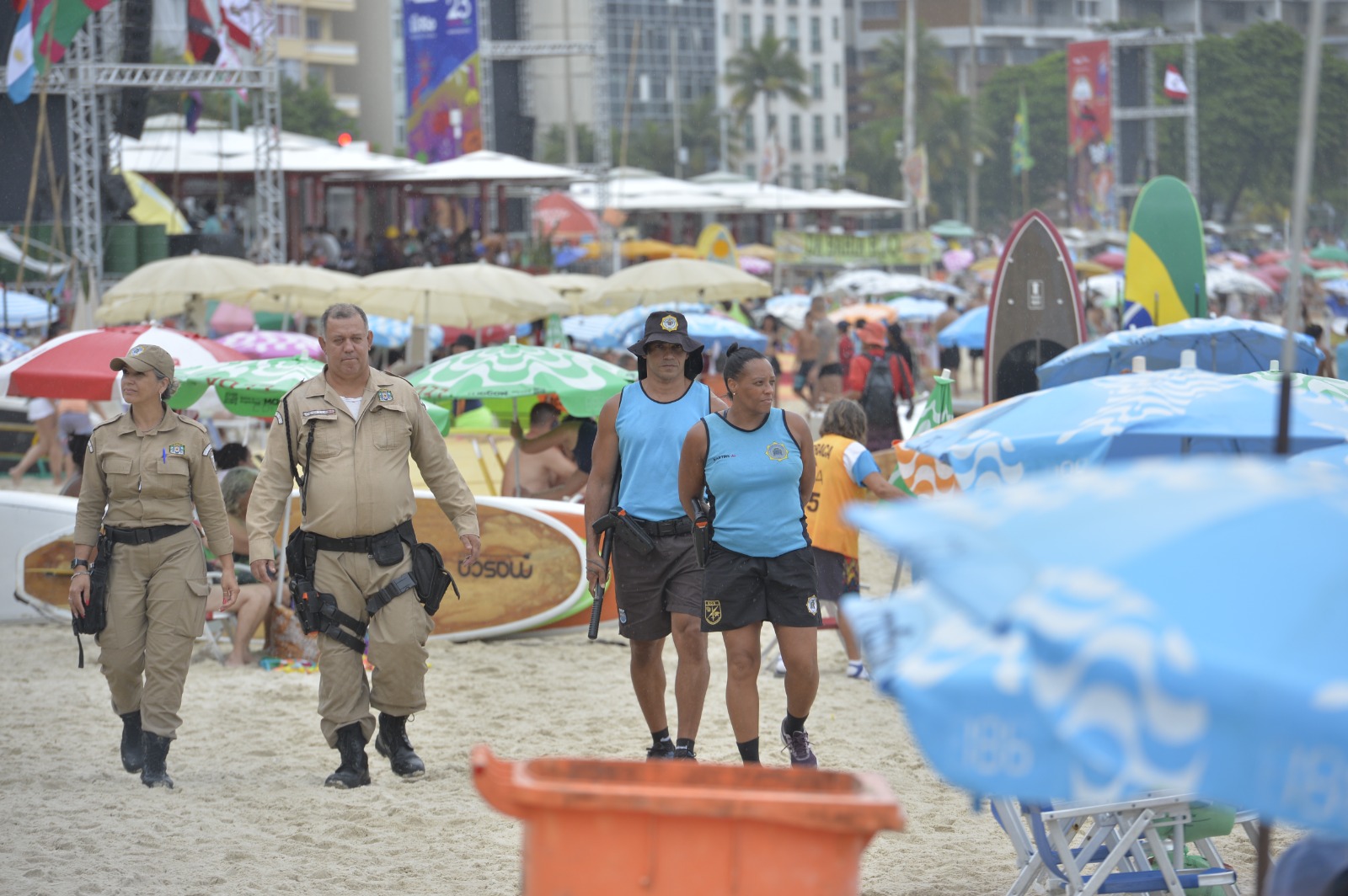 Agentes na praia: acusações de abordagens abusivas. Foto Fabio Costa/Seop