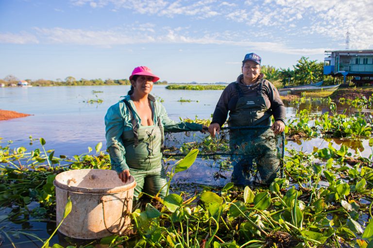 O crescente turismo de pesca no Pantanal, esporte majoritariamente masculino, não poderia existir se não fosse o trabalho braçal dessas corajosas ribeirinhas. Foto Raquel Alves
