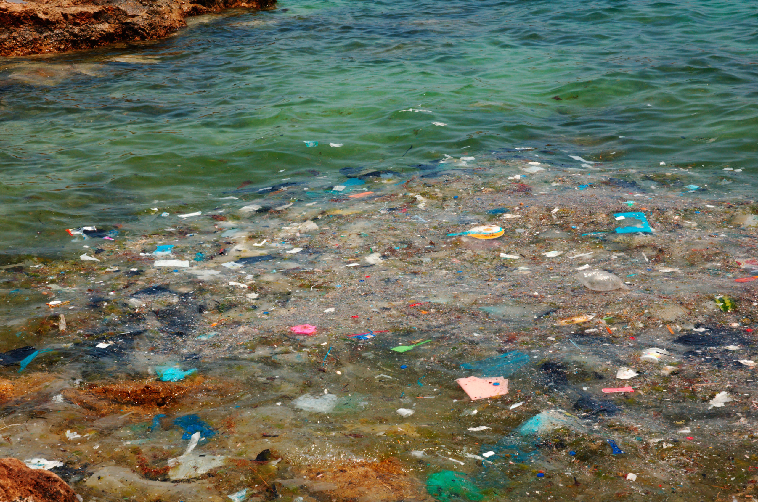 Plástico flutua no Mar Mediterrâneo. Foto Ilan Rosen/Alamy