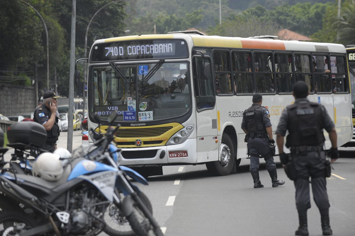 Blitz policial militar revista ônibus com destino às praias. Foto Fernando Frazão/Agência Brasil