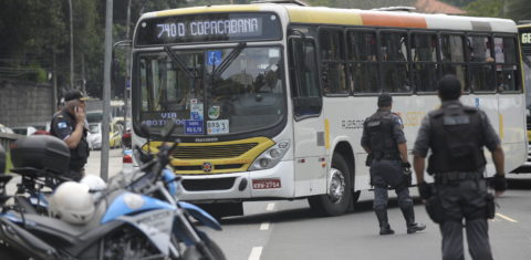 Blitz policial militar revista ônibus com destino às praias. Foto Fernando Frazão/Agência Brasil
