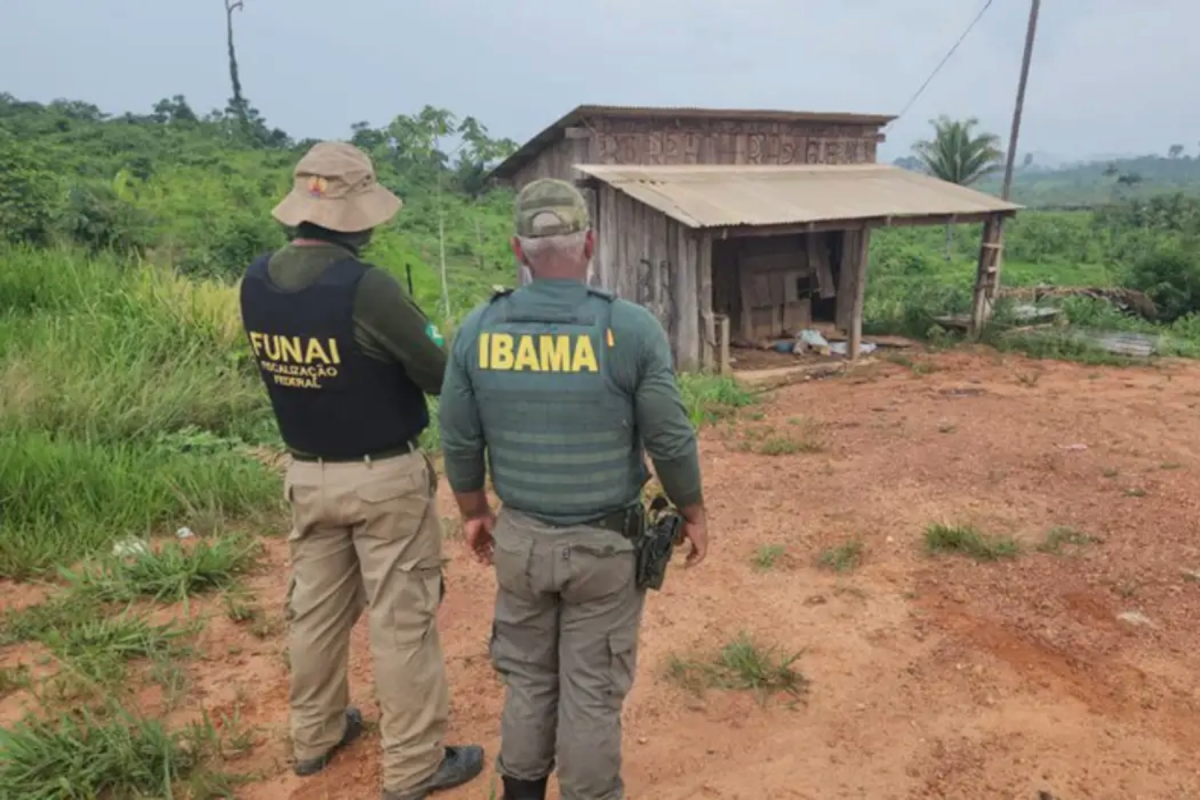 Agentes do Ibama e da Funai em operação contra invasão da Terra Indígena Apyterewa, no Pará: menor índice desmatamento em terras indígenas desde 2018 (Foto: Ascom Funai)