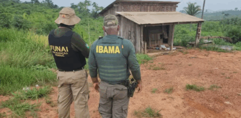 Agentes do Ibama e da Funai em operação contra invasão da Terra Indígena Apyterewa, no Pará: menor índice desmatamento em terras indígenas desde 2018 (Foto: Ascom Funai)