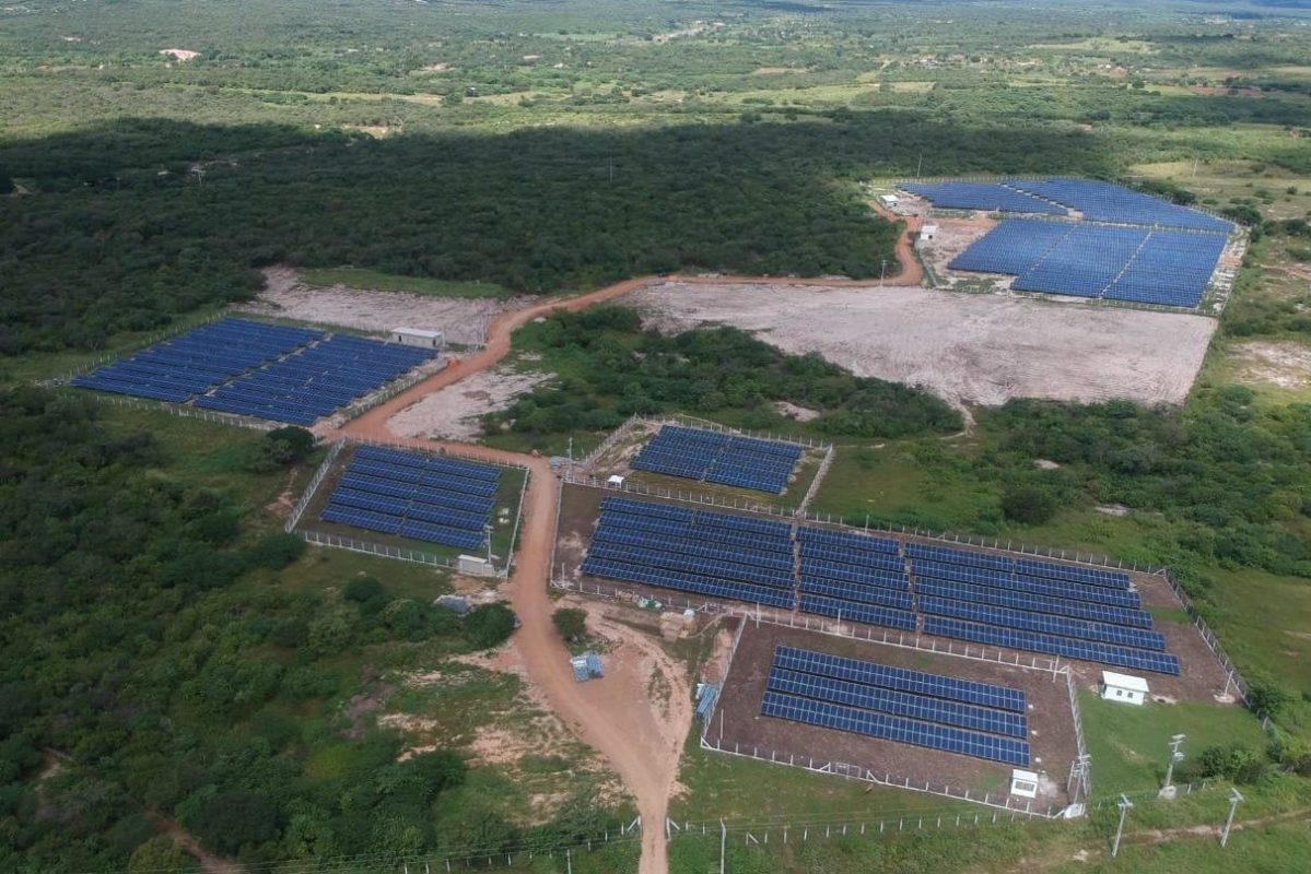Parque Solar no sertão de Pernambuco: produção de energia renovável avança no Semiárido (Foto: Rafael Medeiros / Eletron Energy / Divulgação)