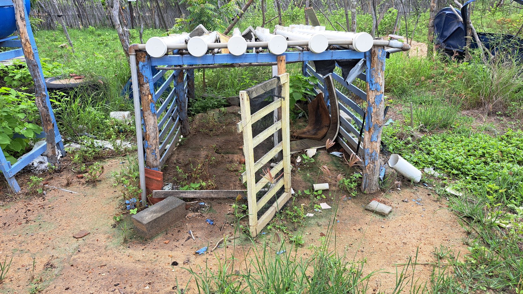 Parte do equipamento do sistema agrofotovoltaico abandonado em Ibimirim: dos 10 instalados, apenas três ainda funcionam (Foto: Guilherme dos Santos/ Coletivo Caburé)
