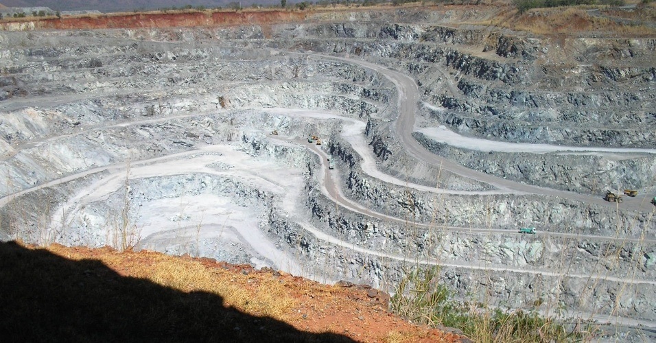Extração de amianto em Minaçu, no estado de Goiás. Essa mina é a terceira maior do planeta, perdendo apenas para a Rússia e o Canadá. Foto Fernanda Giannasi