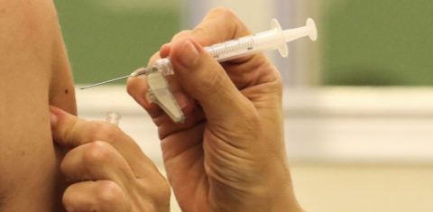 Aplicação da vacina contra a covid-19 em São Paulo: disputa entre fabricantes atrasa compra e deixa municípios e estados sem novas doses (Foto: Rovena Rosa / Agência Brasil)