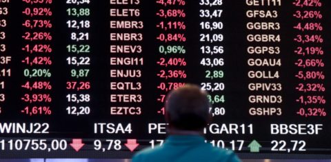 Pregão da Bolsa de Valores de São Paulo. Economia brasileira continua crescendo menos do que a média mundial. Foto Suamy Beydoun /AGIF via AFP