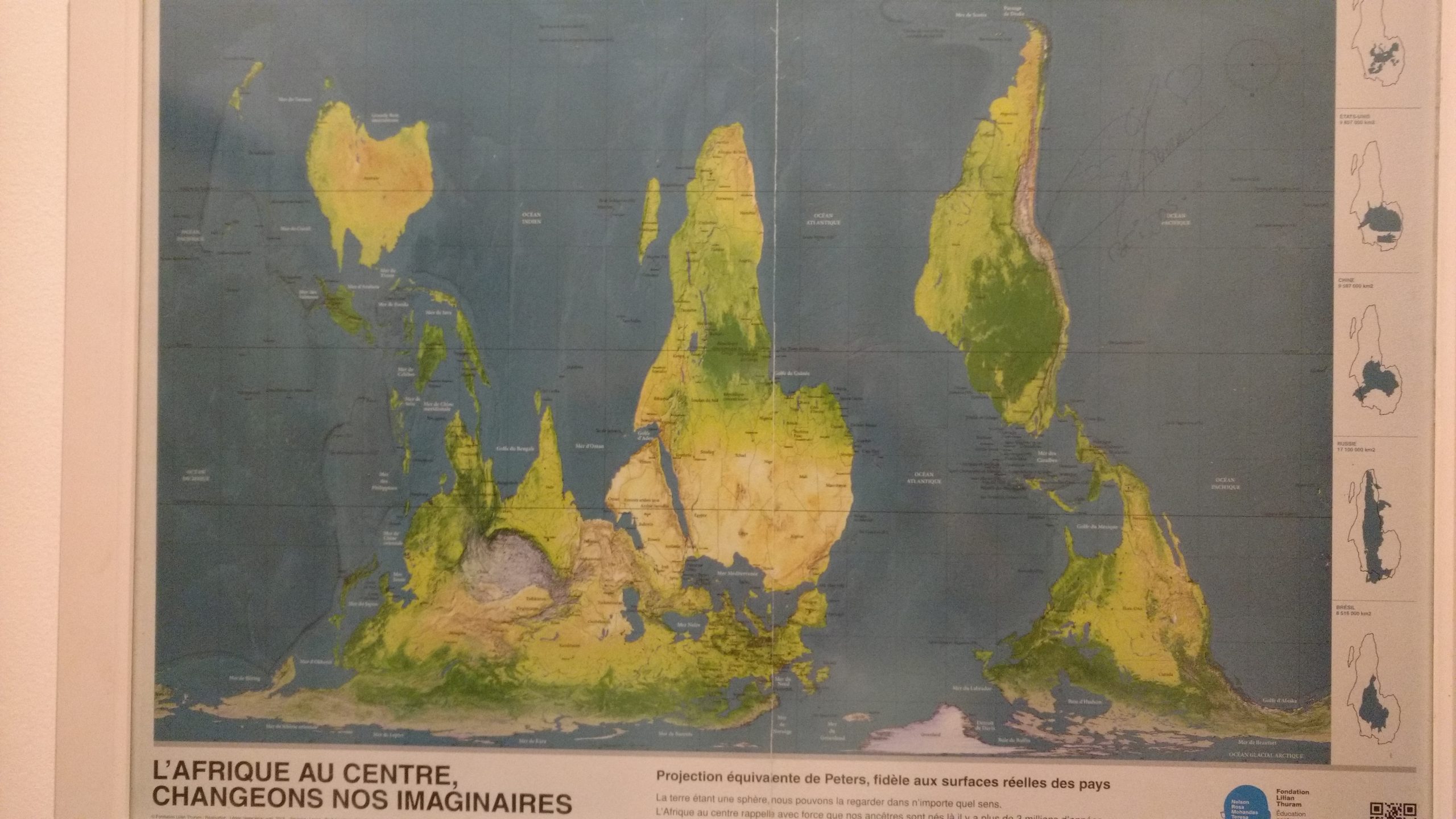 O mapa-múndi que respeita a cronologia da presença humana no planeta: África no centro. Reprodução