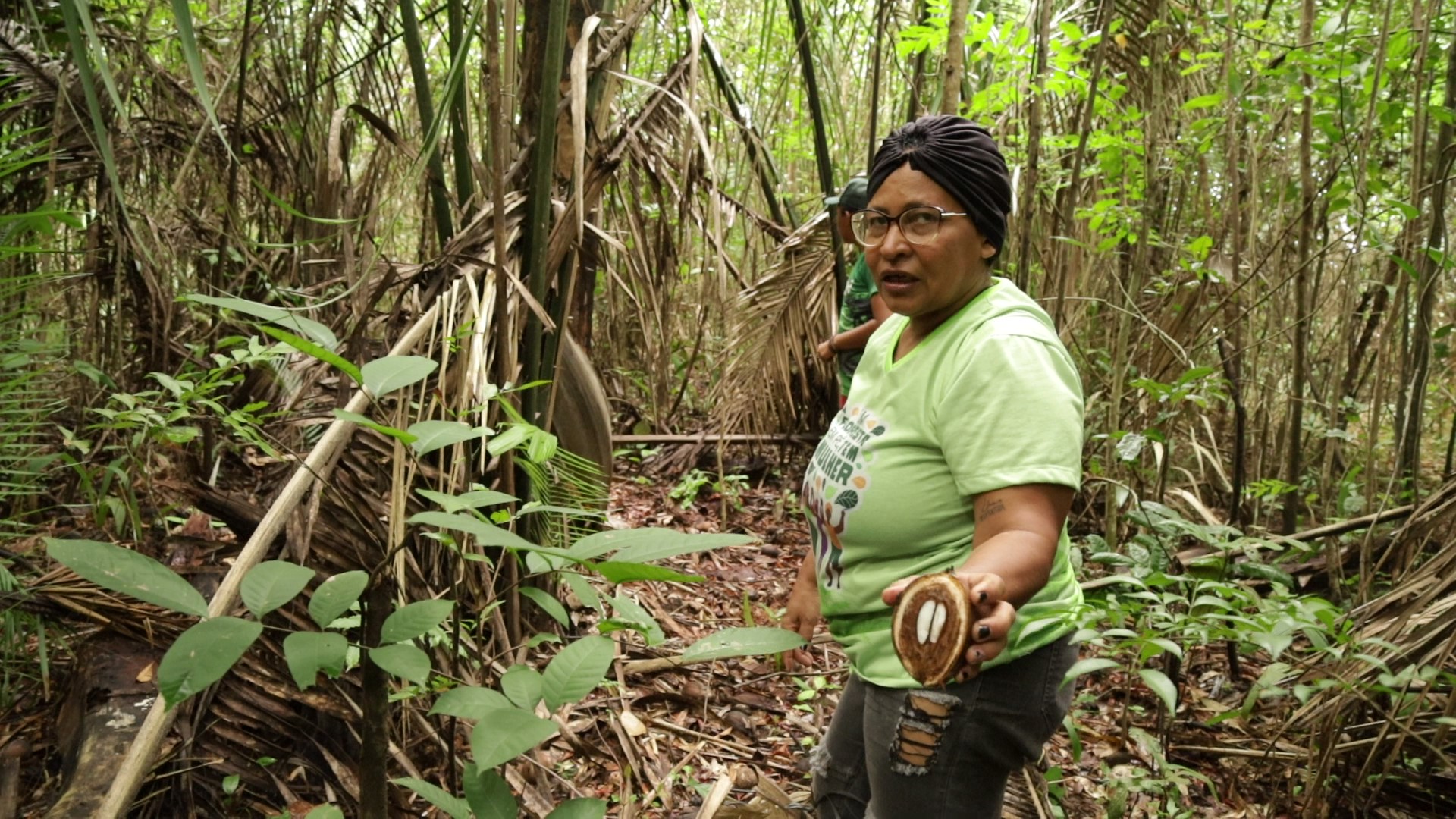Conceição Barbosa da Silva, quebradeira e coordenadora de base do MIQCB no Tocantins, colhe cocos nos arredores da comunidade de Sumaúma. Fotos Gabriele Roza