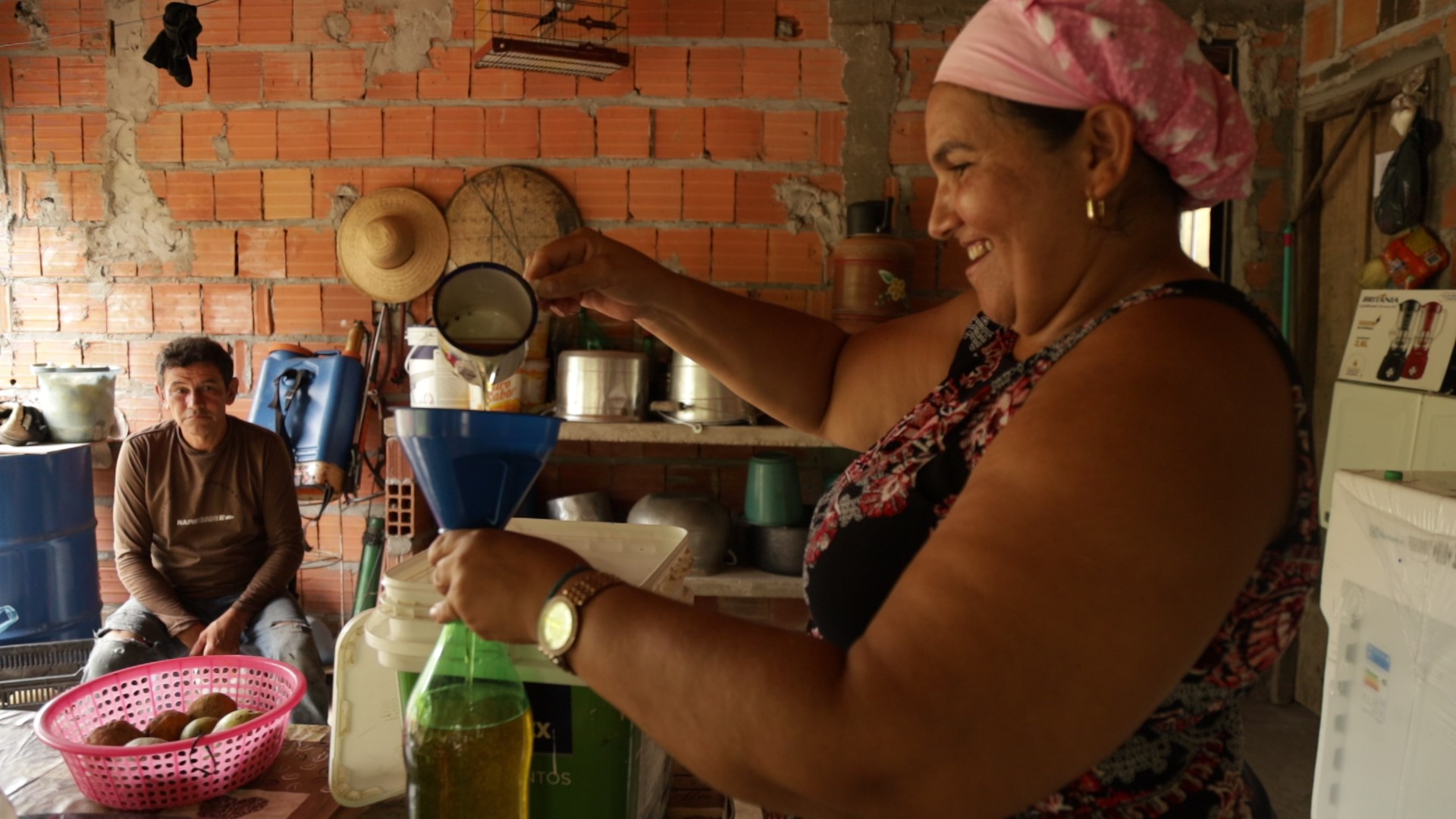 Quebradeira produz azeite de coco babaçu na sua casa: empreendedorismo e sustentabilidade. Fotos Gabriele Roza