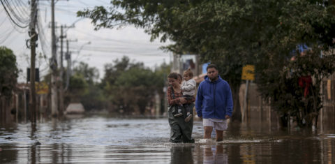 Pessoas caminham por uma rua inundada no bairro Chácara, em Eldorado do Sul, no Rio Grande do Sul. Segundo levantamento do MapBiomas, entre 1985 e 2022, o estado perdeu 22% de sua vegetação nativa. Foto Anselmo Cunha/AFP