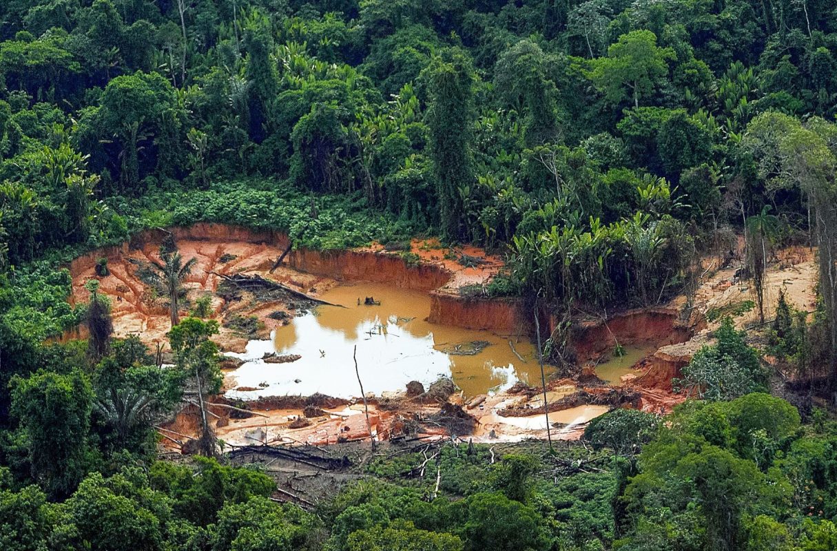 Área de garimpo ilegal dentro da TI Yanomami, em Roraima: série de programas de rádio alerta sobre impactos do garimpo ilegal de ouro na Amazônia (Foto: Leo Otero/MPI - 11/02/2023)