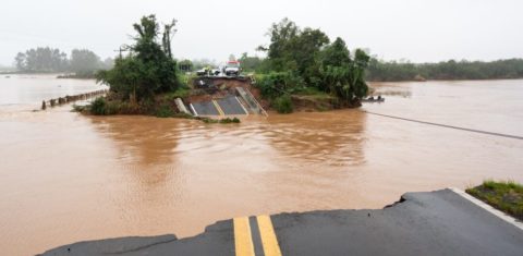 Ponte destruída pela enchente perto de Santa Maria: novo desastre climático no Rio Grande do Sul aponta urgência na atenção dos alertas meteorológicos (Foto: Maurício Tonetto / Secom / GOVRS)