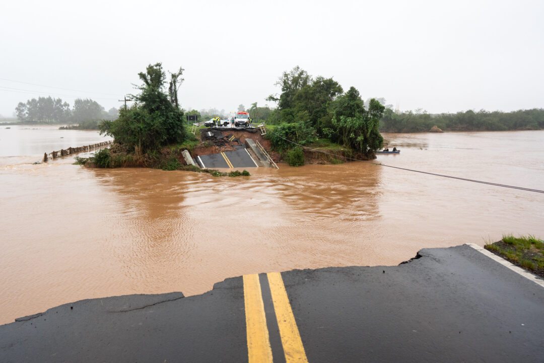 Ponte destruída pela enchente perto de Santa Maria: novo desastre climático no Rio Grande do Sul aponta urgência na atenção dos alertas meteorológicos (Foto: Maurício Tonetto / Secom / GOVRS)