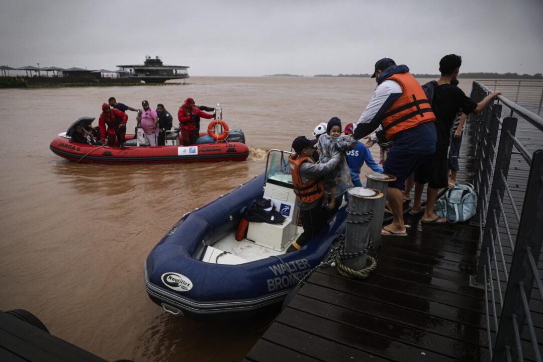 Resgate de moradores da Ilha Pintada, em Porto Alegre: Rio Grande do Sul registra mais de 30 mortos, quase 200 desaparecidos e milhares de desabrigados após semana de chuvas (Foto: Cesar Lopes / Prefeitura de Porto Alegre)