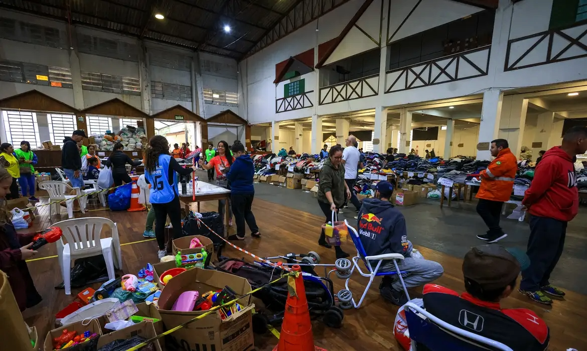 Ginásio usado para receber desabrigados no interior gaúcho: até domingo (5/5), estado registrou 75 mortes e quase 100 mil pessoas foram obrigadas a deixarem suas casas (Foto: Governo RS)