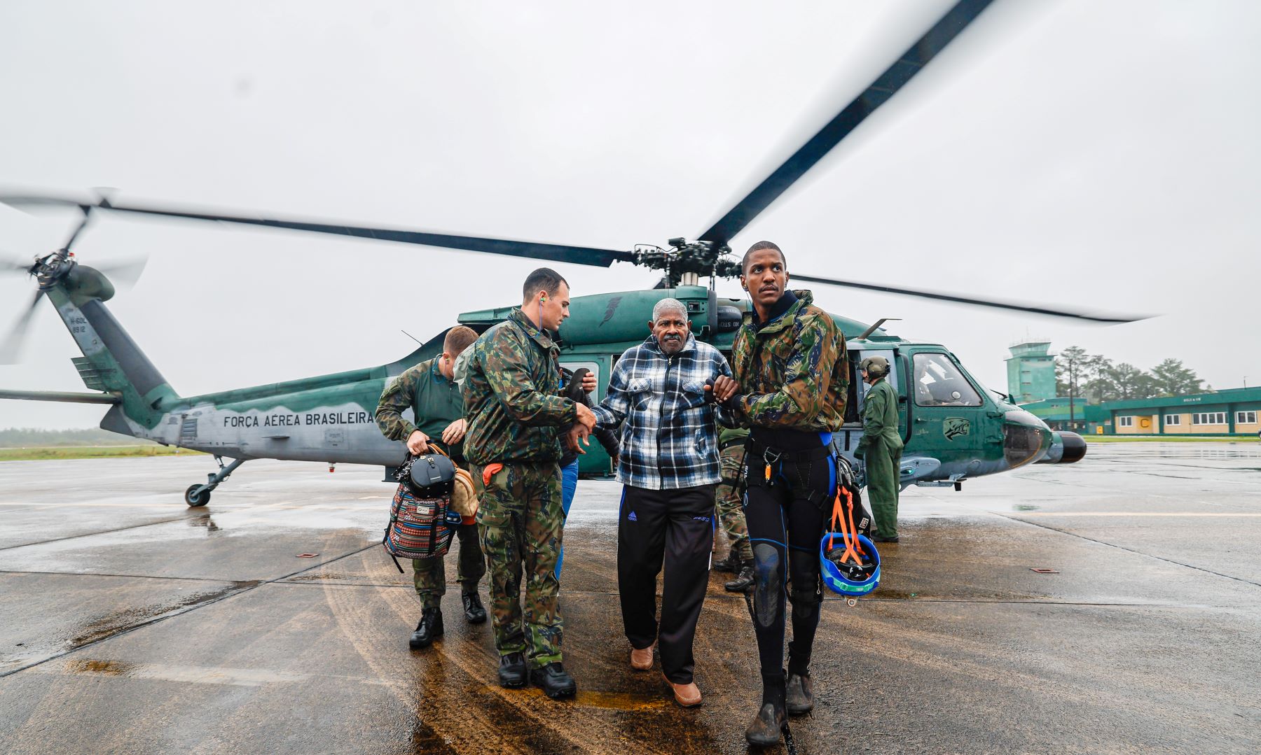 Militares da FAB amparam morador resgatado de helicóptero de área isolado no interior gaúcho: operações de resgate mobilizam Forças Armadas (Foto: Ricardo Stuckert / Presidência da República)