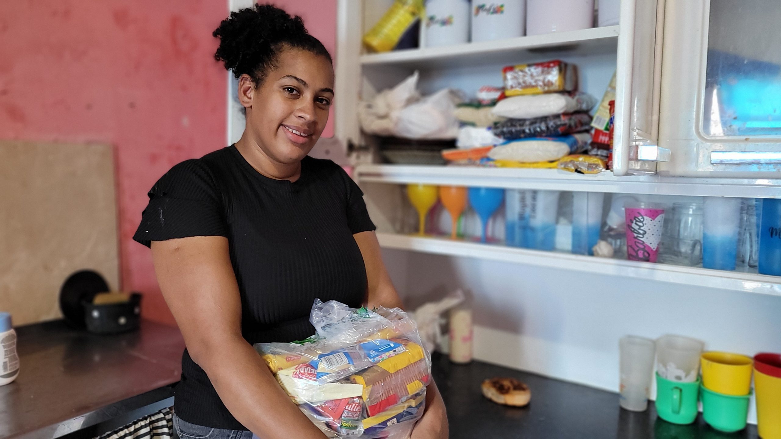 Moradora de Olinda (Pernambuco) com itens da cesta básica: aumento da renda e políticas públicas de segurança alimentar reduziram número de brasileiros atingidos pela fome (Foto: Aline Vieira Costa / ActionAid)