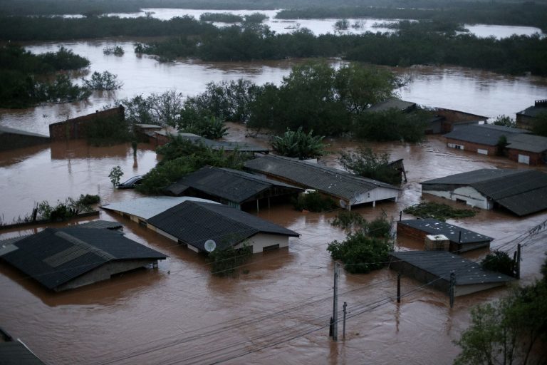 Plantações e casas submersas em Eldorado do Sul pela cheia do Rio Jacuí: pequenos agricultores e quilombolas gaúchos acumulam perdas (Foto: Anselmo Cunha / AFP)