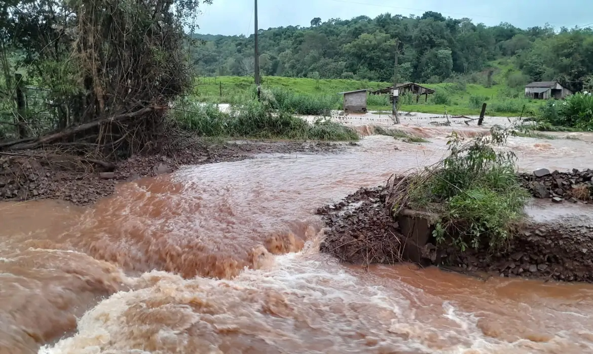 Enchentes arrasam área rural em Vista Alegre, no norte do RS: isolamento e prejuízo por todo o interior (Foto: Movimento dos Pequenos Agricultores)