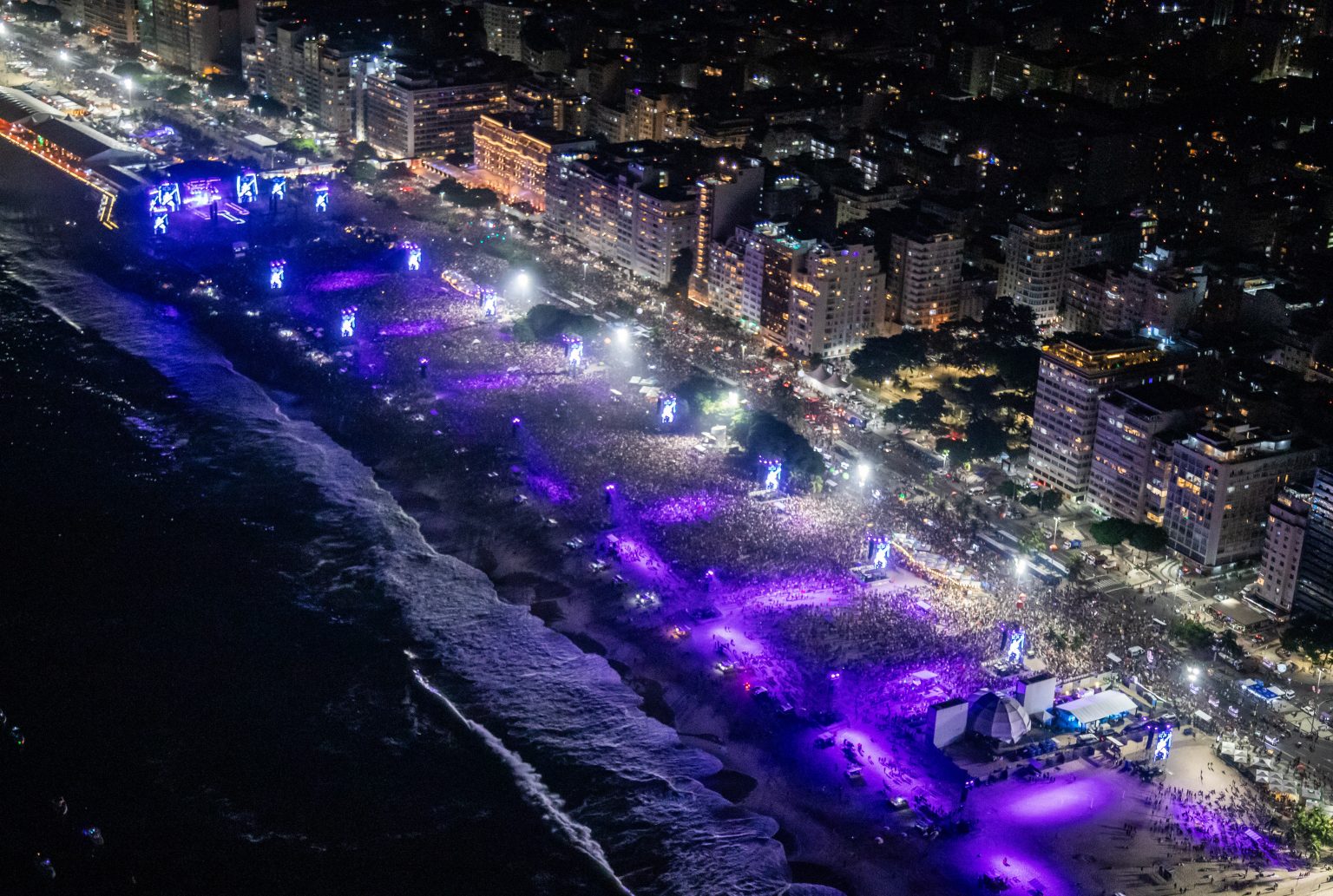 Multidão no show de Madonna no Rio: cantora segue abrindo caminho para as pessoas viverem mais livres e mais felizes sendo quem são (Foto: Fernando Maia / Prefeitura do Rio - 04/05/2024)