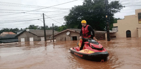 Bombeiro usa jet ski em trabalho de resgate a vítimas da enchente no Vale dos Sinos: mentiras atrapalham socorro aos afetados pelas chuvas no Sul (Foto: CBMRS)
