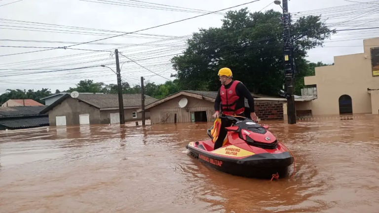 Bombeiro usa jet ski em trabalho de resgate a vítimas da enchente no Vale dos Sinos: mentiras atrapalham socorro aos afetados pelas chuvas no Sul (Foto: CBMRS)