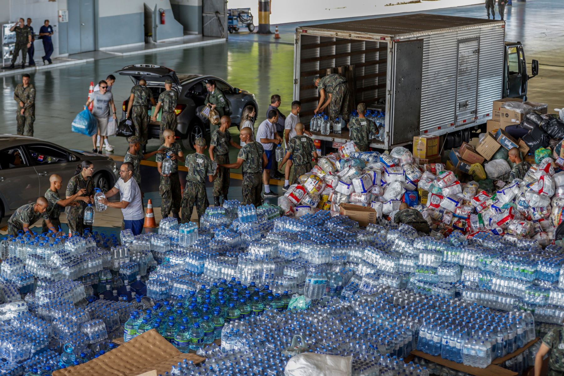 Militares em Brasília preparam envio de ajuda humanitária para vítimas das chuvas no Sul: Forças Armadas e doações estão entre os principais alvos das mentiras sobre as enchentes nas redes sociais (Foto: Joedson Alves / Agência Brasil - 09/05/2024)