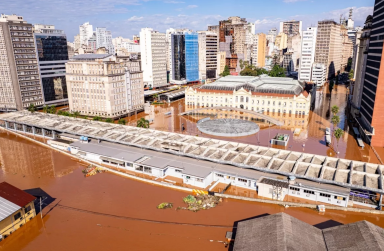 Foto colorida do centro antigo de Porto Alegre cercado de prédios: desenvolvimento urbano totalmente insustentável (Foto: Gustavo Mansur / GOVRS - 07/05/2024). Meio ambiente e eleições