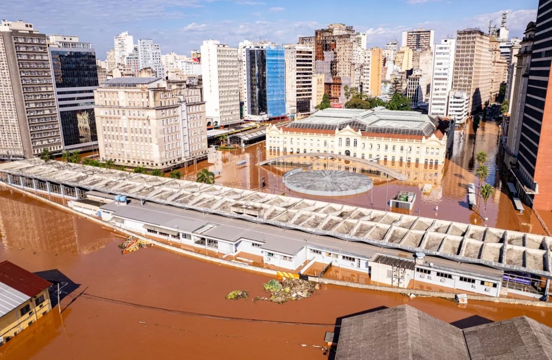 Centro antigo de Porto Alegre cercado de prédios: desenvolvimento urbano totalmente insustentável (Foto: Gustavo Mansur / GOVRS - 07/05/2024)