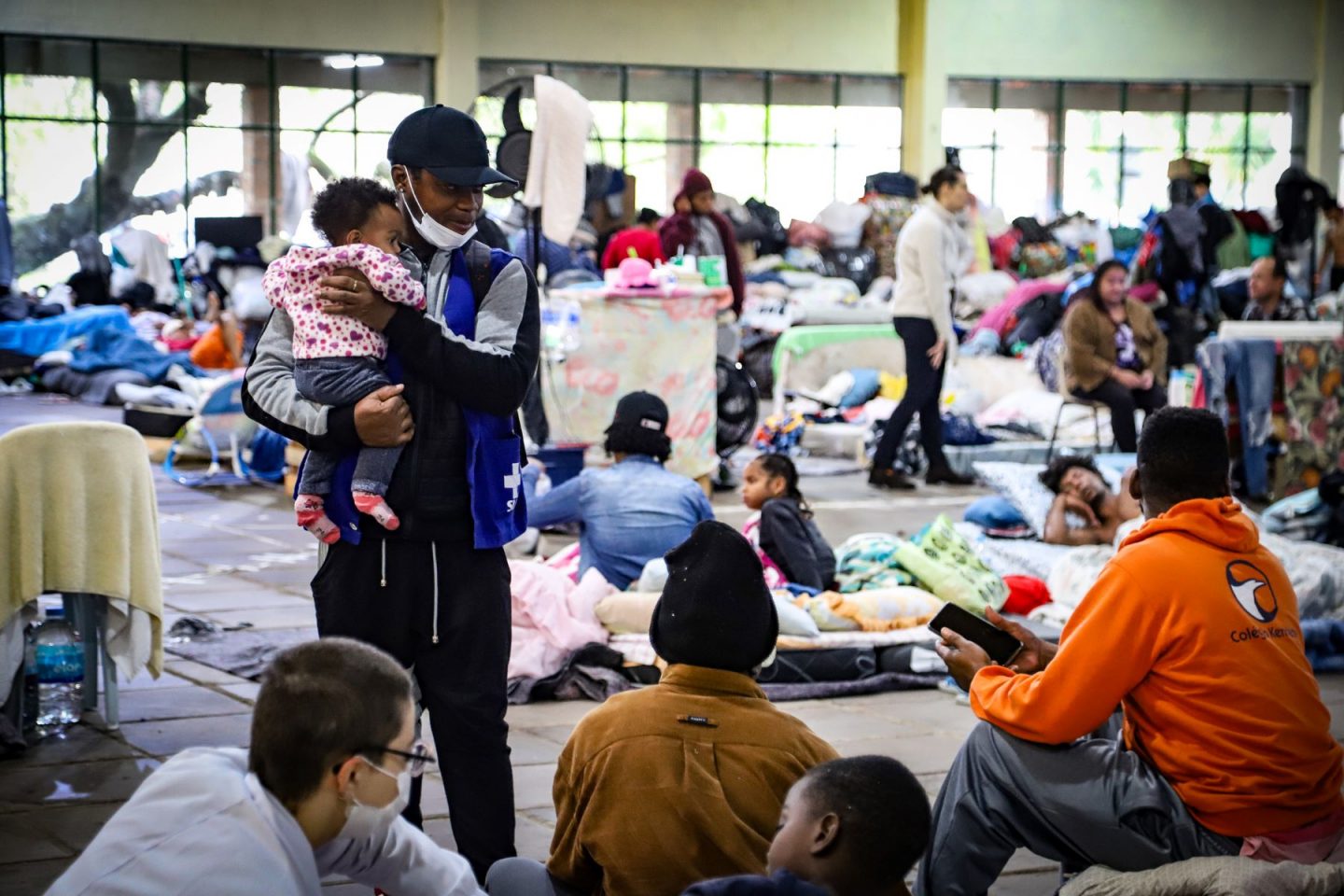 Profissional de saúde atende desalojados no Vida Centro Humanístico: refugiados estrangeiros reclamam de xenofobia, segregação e exclusão em abrigos gaúchos (Foto: Cristiane Rochol /PMPA)
