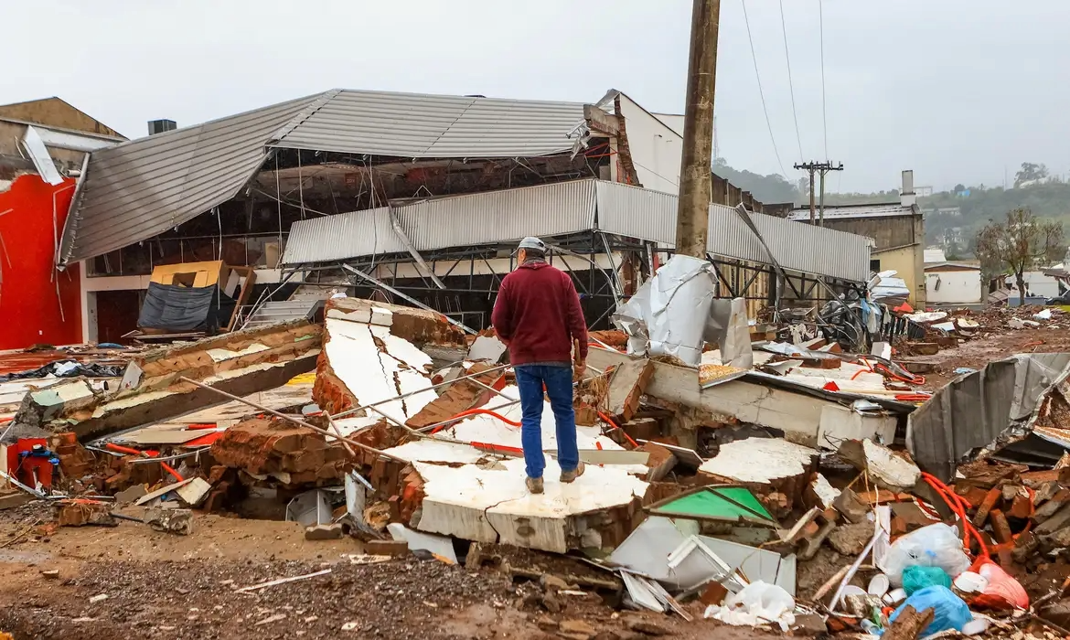 Morador observa bairro destruído em Roca Sales, no Vale do Taquari: prefeitura vai transferir 40% da população para outras áreas do município (Foto: Gustavo Mansur / GOVRS)