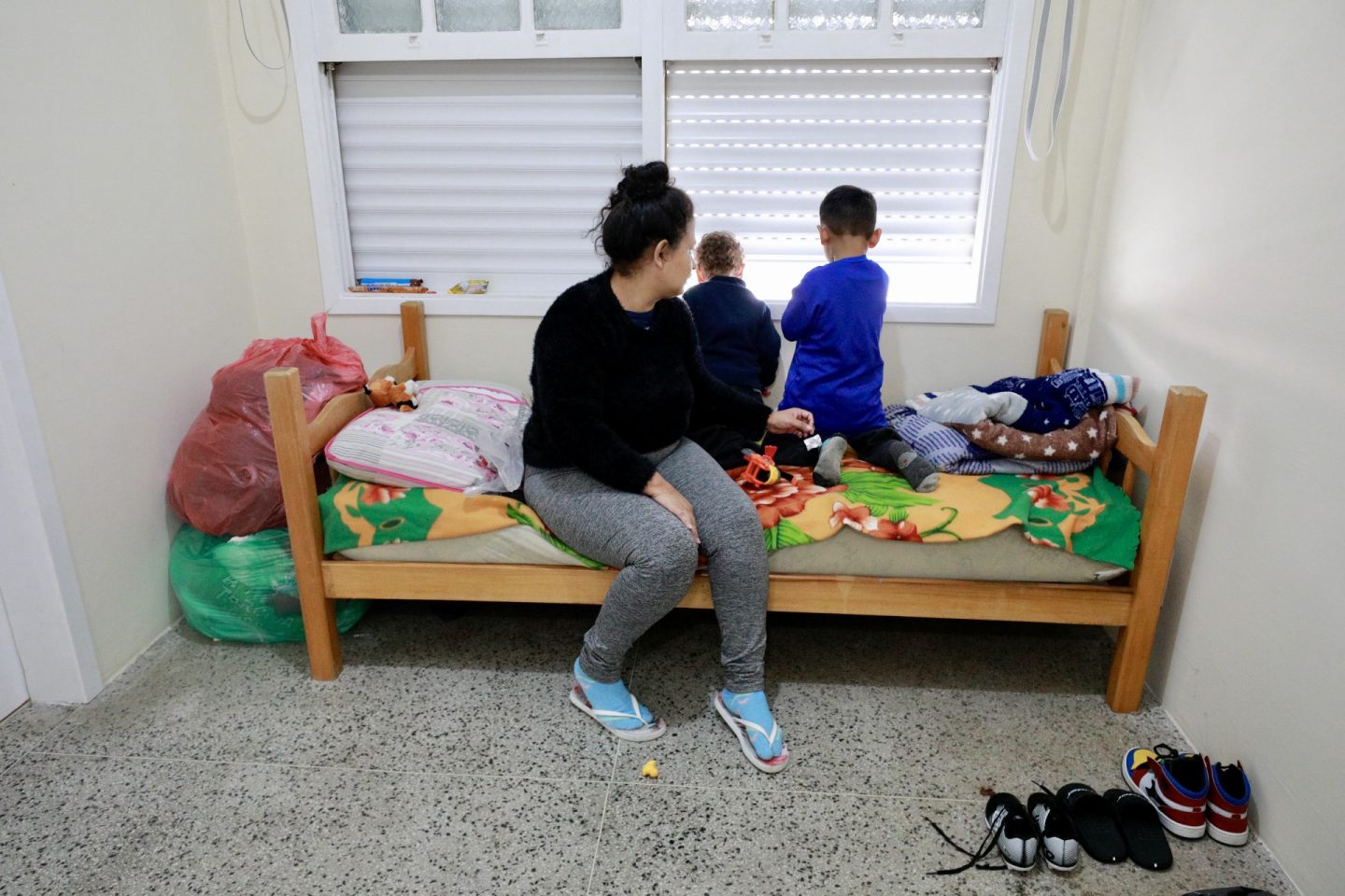 Mulher e crianças em abrigo exclusivo em Porto Alegre: criação de espaços especiais após casos de abuso e importunação sexual no Sul (Foto: Julio Ferreira / PMPA)