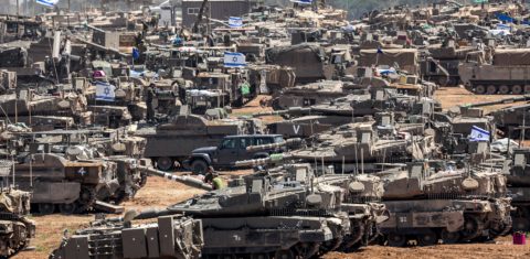 Tanques israelenses posicionados na fronteira com a Faixa de Gaza. Um dos maiores desafios do G20 é reduzir os gastos militares globais. Foto Ahmad Gharabli/AFP