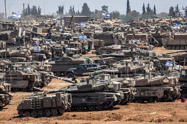 Tanques israelenses posicionados na fronteira com a Faixa de Gaza. Um dos maiores desafios do G20 é reduzir os gastos militares globais. Foto Ahmad Gharabli/AFP