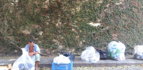 Charles, como é conhecido pelos moradores de Santa Teresa, com o lixo que recolhe todos os dias. Foto Paulo Ritter
